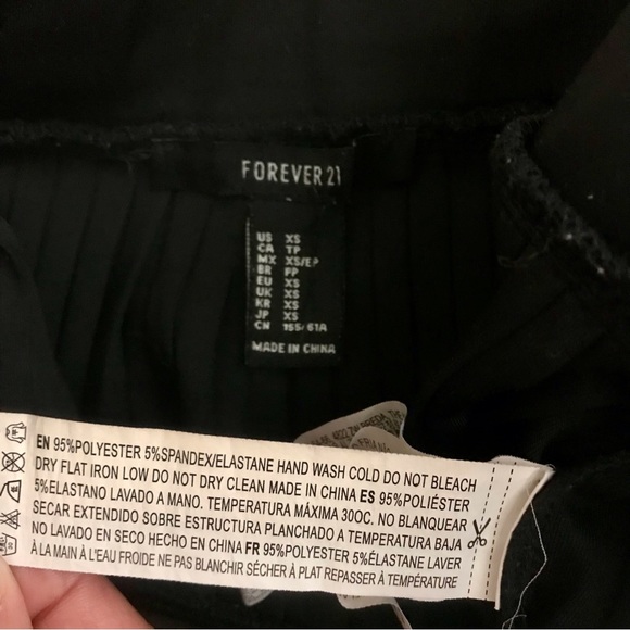 F21 black pleated miniskirt - Picture 5 of 6